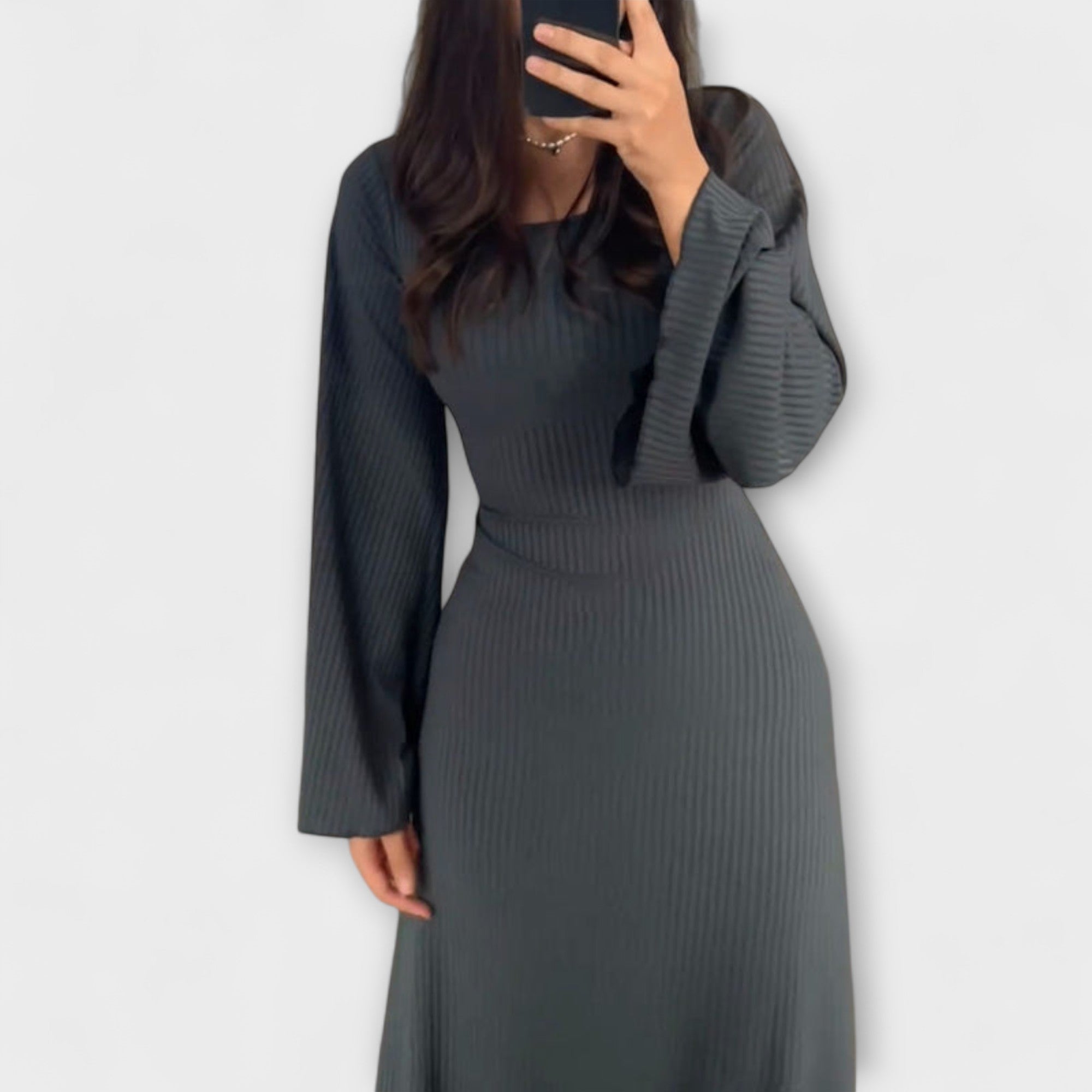 Jocelyn - Eleganta adīta kleita ar jostas akcentu