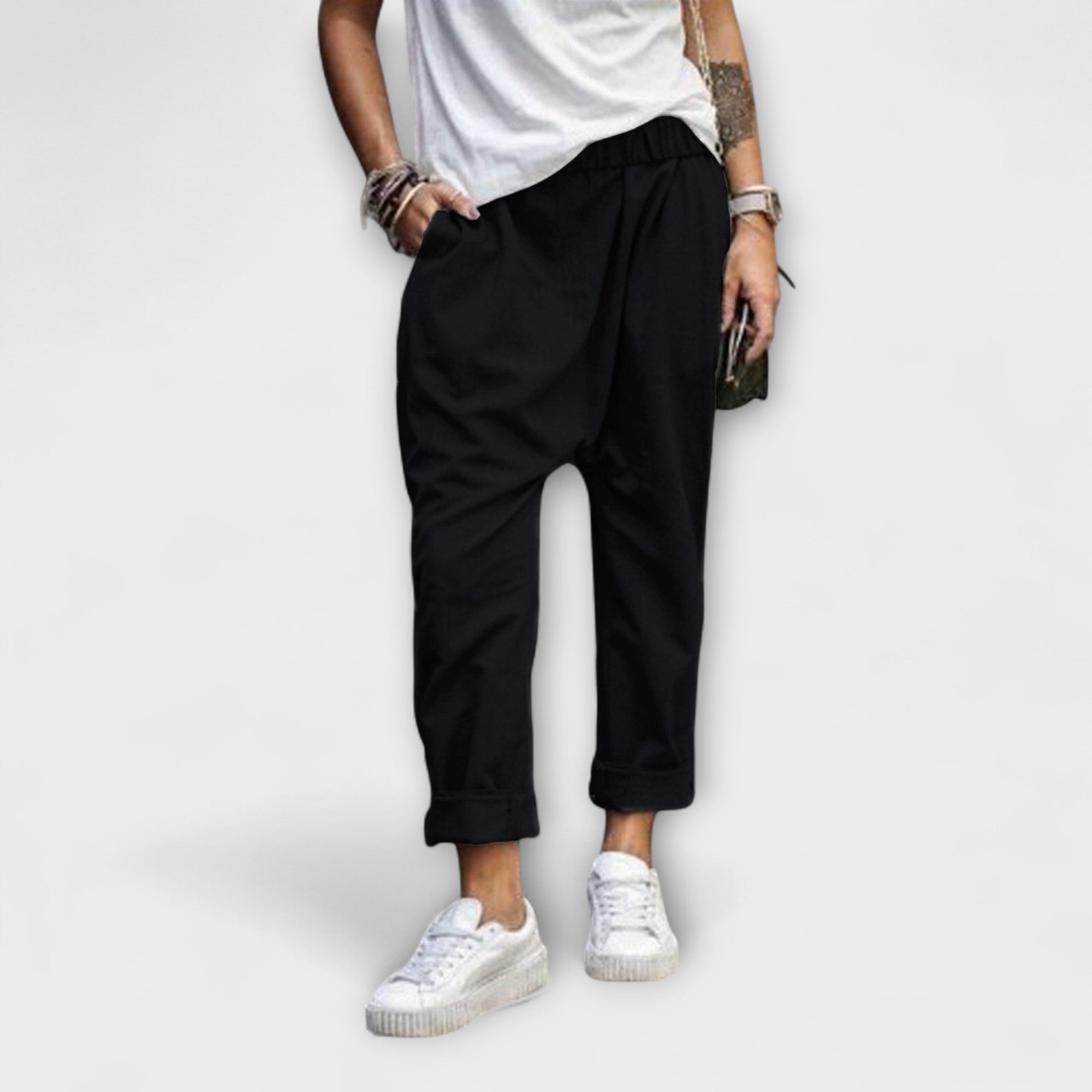 "Zora – Ikdienas Bikses" can be rewritten as "Zora – Everyday Trousers".