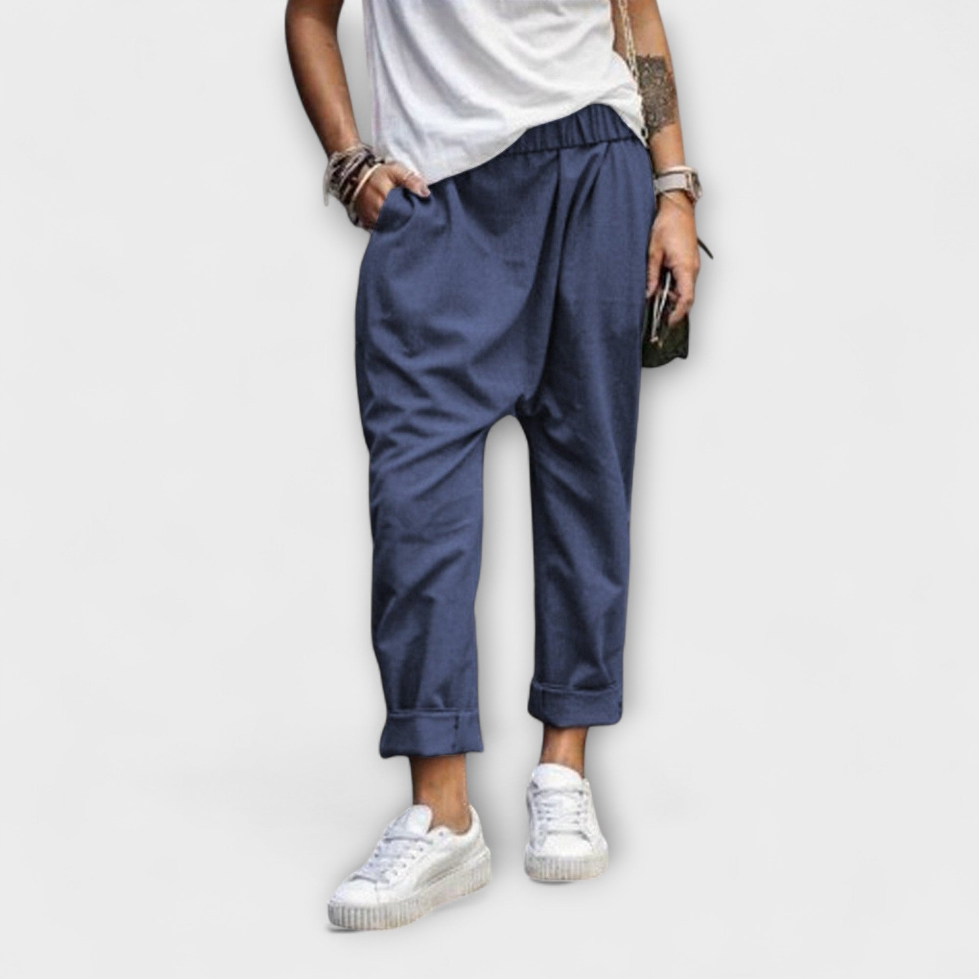 "Zora – Ikdienas Bikses" can be rewritten as "Zora – Everyday Trousers".